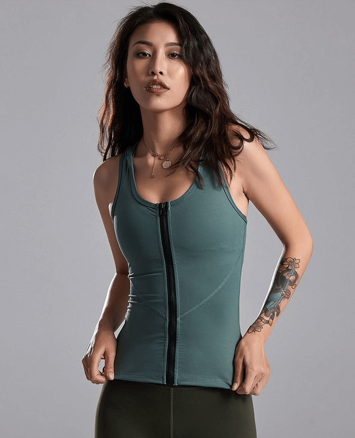 Woman wearing a stylish elastic tank top with zipper, ideal for sports, yoga, or running. Features breathable, quick-drying fabric.
