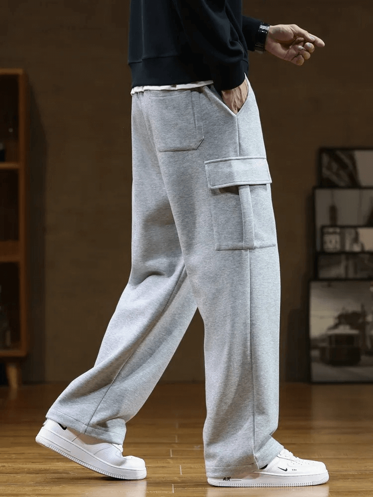 Stylish men's sports pants with several pockets, midrise waist, in gray polyester-cotton blend, perfect for a casual look.