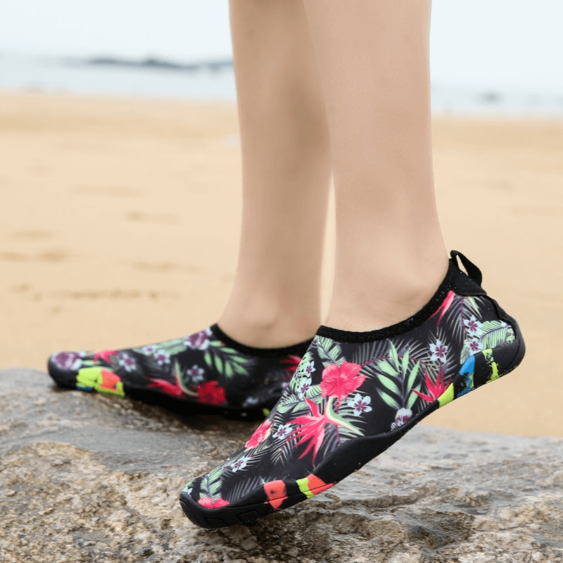 Unisex swimming printed non-slip beach shoes with floral design on sandy beach, stretch fabric, quick-dry, slip-resistant rubber sole.