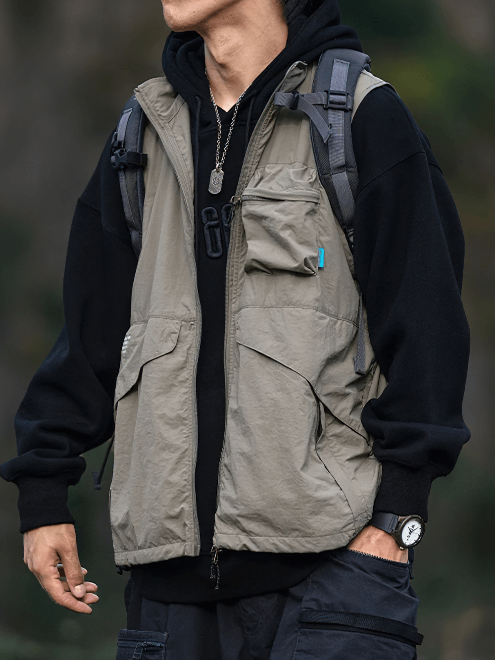 Men's tactical utility vest SF2276 with multi-pocket design for outdoor adventures and streetwear, featuring adjustable hem.