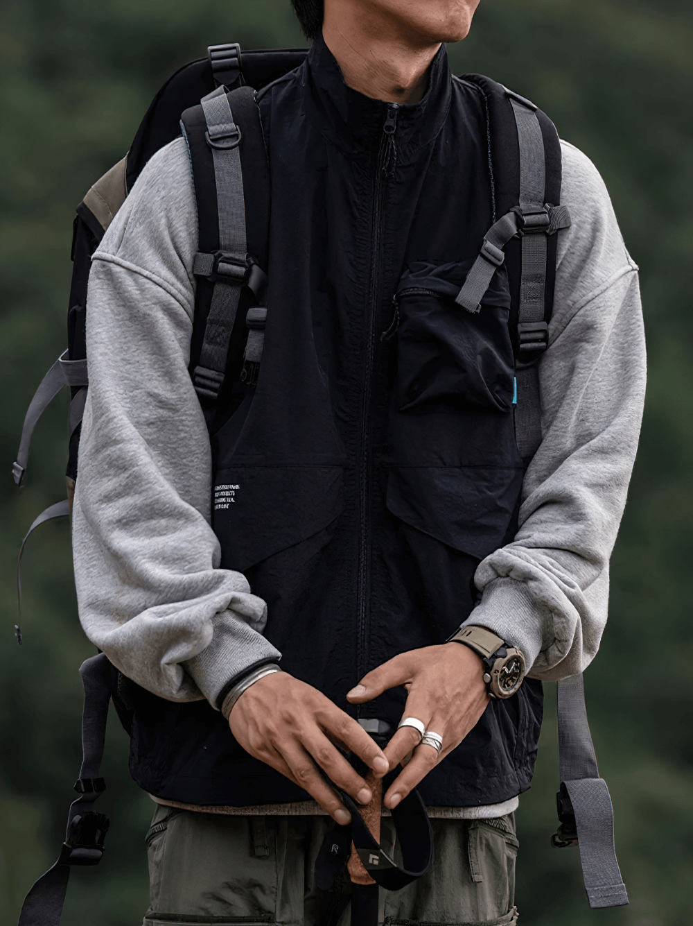 Man wearing tactical utility vest SF2276, with backpack, showcasing streetwear and outdoor functionality.