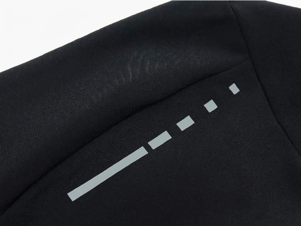 Close-up of the reflective details on the black thermal cycling jersey set, enhancing visibility during rides.