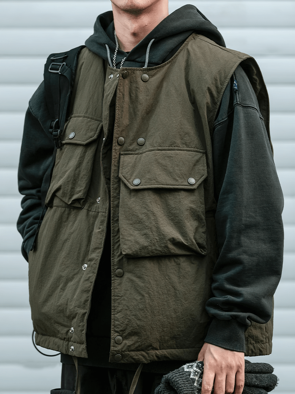 Thick duck-down vest with functional pockets, designed for outdoor style and warmth. Made from durable nylon with single-breasted closure.