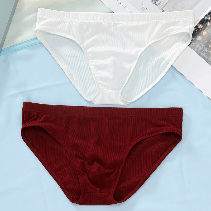Thin breathable ribbed briefs for men in white and burgundy, featuring low-rise waist design. Casual underwear for maximum comfort.
