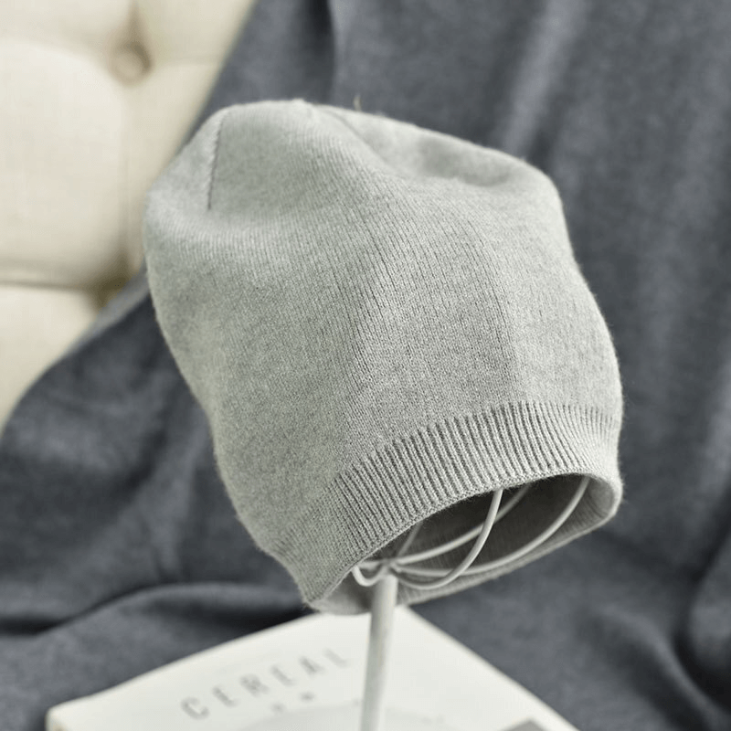 Unisex solid color cashmere warm beanie in light grey, made of 100% wool for a snug fit and casual style, perfect for winter.