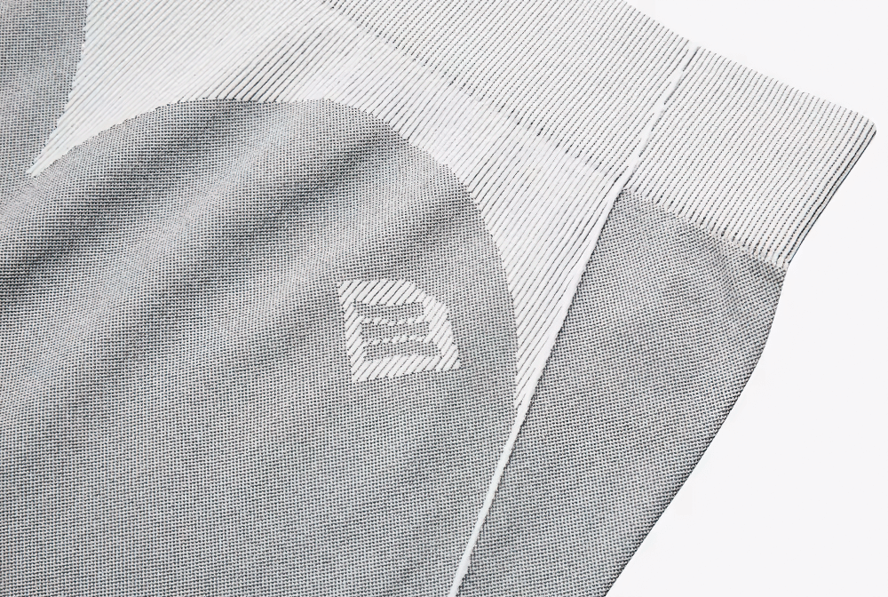 Close-up of Women's Thermal Cycling Base Layer Set SF2602, featuring breathable mesh panels and ergonomic fit for cold-weather rides.