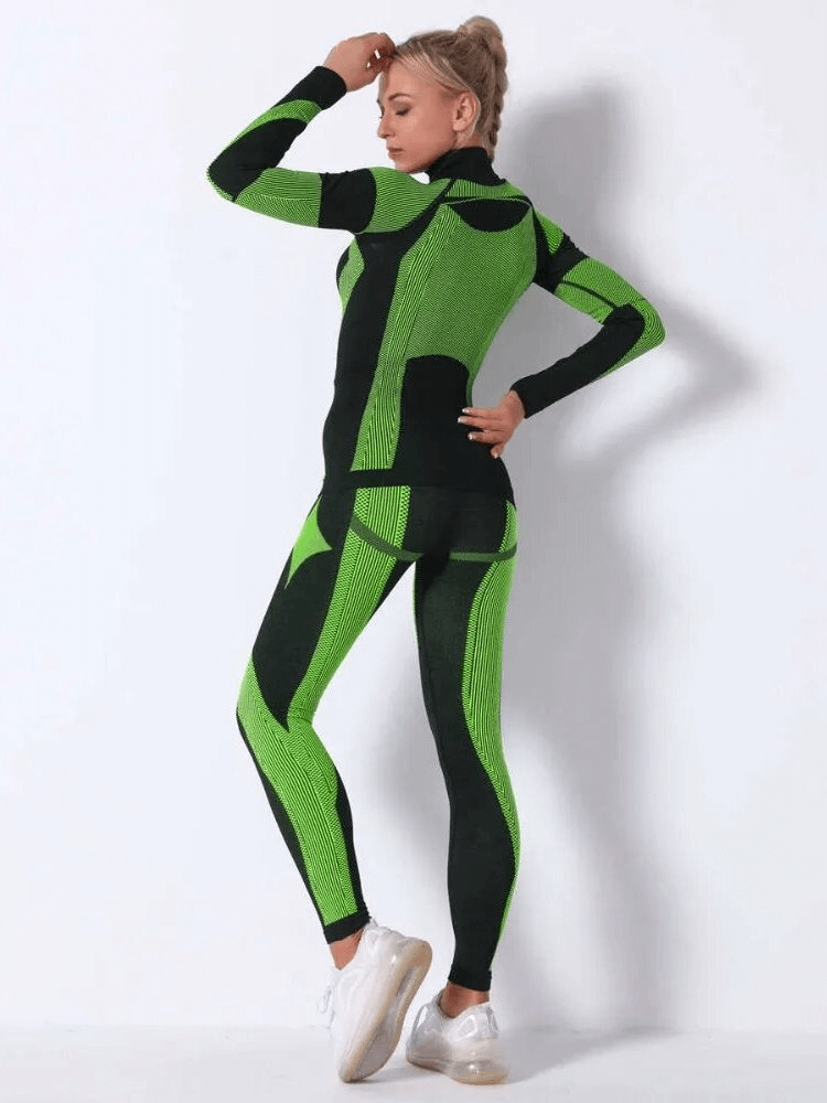 Woman posing in green and black yoga leggings and top set, showing full-length sleeves, perfect for comfort and quick-drying during workouts.