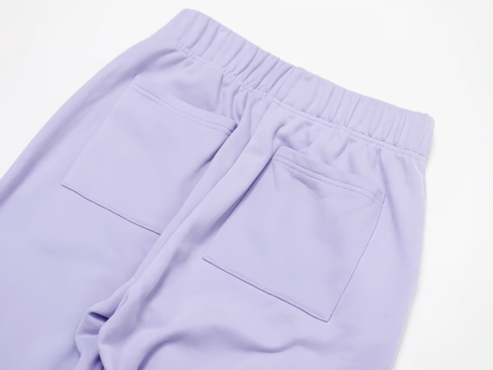 Lavender women's straight-leg sweatpants with high-waist and practical back pockets, perfect for casual winter wear and outdoor sports.