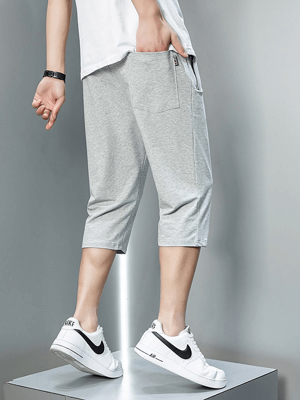 Casual men's cotton breeches with zip pockets, showcasing comfort and breathability, perfect for sportswear enthusiasts.