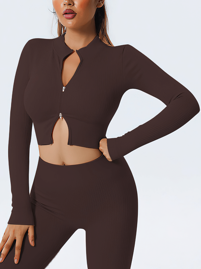 Women's seamless yoga top with zipper and long sleeves, perfect for fitness. Made of breathable polyester-spandex blend, anti-pilling, sleek design.