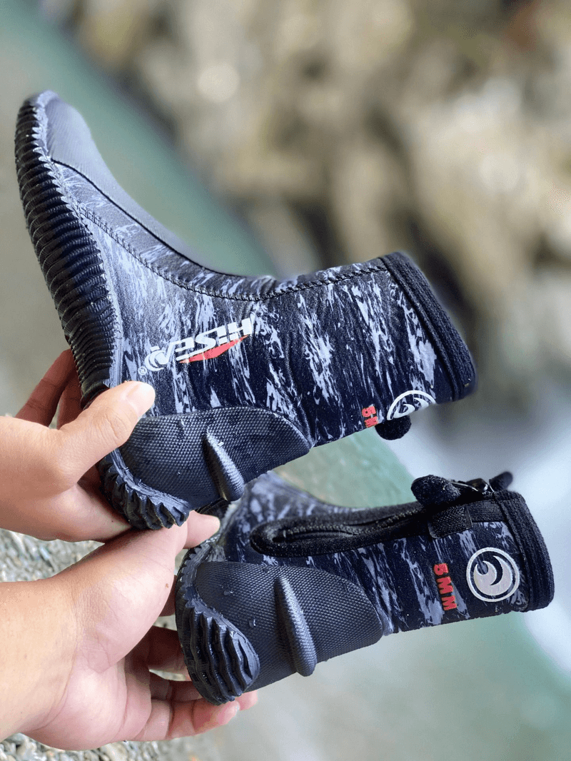 Camouflage design 5mm neoprene diving boots with zipper, ideal for snorkeling and water sports, held outdoors.