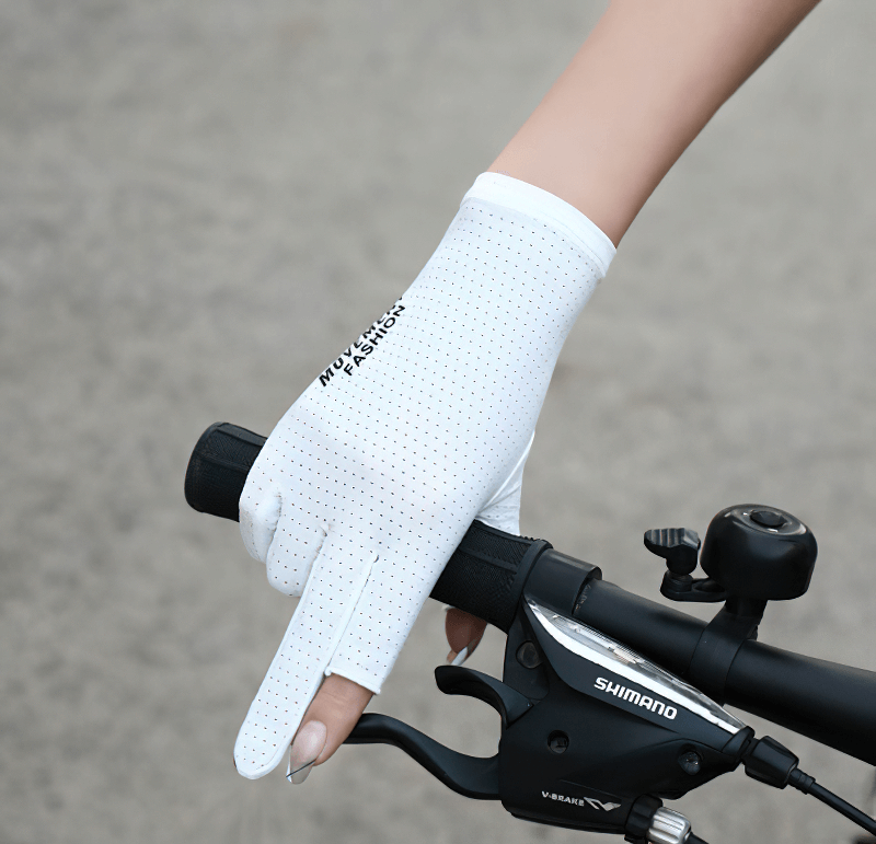 White anti-UV thin gloves for women, with open two fingers, gripping a bicycle handlebar. Ideal for cycling and driving. Model SF0858.