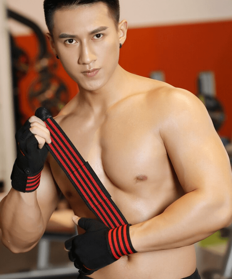 Man wearing breathable non-slip elastic men's gloves with adjustable clasp for training in a gym setting.