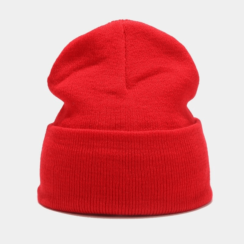 Vibrant red knitted hat for men and women, unisex and casual, made of acrylic for warmth and style. Product code: SF0400.