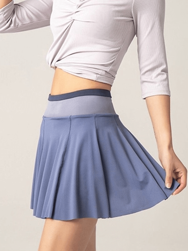 Elastic pleated skirt-shorts in blue, perfect for women's sportswear, featuring a comfortable slim fit for yoga, running, or fitness.