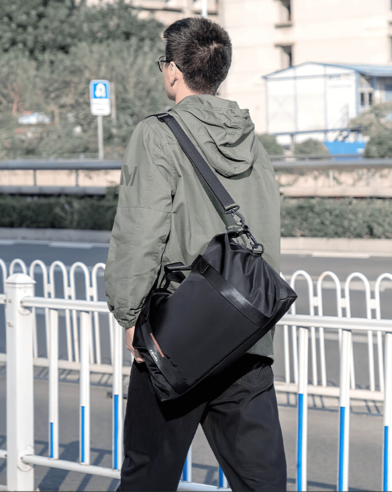 Unisex black shoulder bag, perfect for casual sports and travel. Durable nylon, lightweight design, and waterproof capacity.