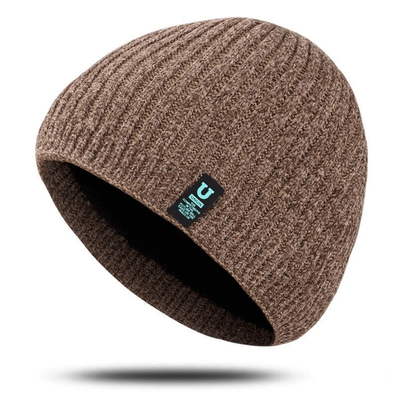 Cozy brown knitted hat with wind protection, perfect for winter. Unisex style for casual or sporty looks. Model SF0216.