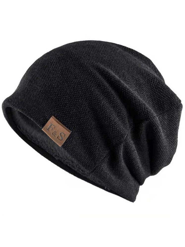 Black warm knitting beanie with fur lining for outdoor sports, featuring a letter pattern on the label, unisex design, SF0460