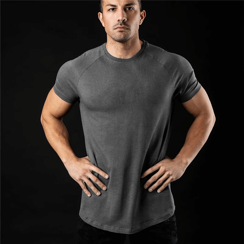 Man wearing a breathable, lightweight, sporty men's T-shirt with an O-neck collar and short sleeves for training, in solid color.