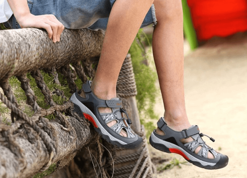 Fashionable non-slip men's open heel sandals with camouflage pattern, perfect for sports and everyday wear, featuring a hook-and-loop closure.