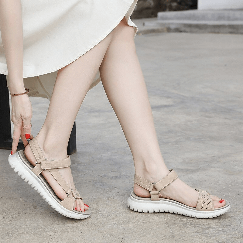 Woman wearing fashionable women's sports platform sandals with adjustable buckle, showcasing comfort and style. Model SF0983.