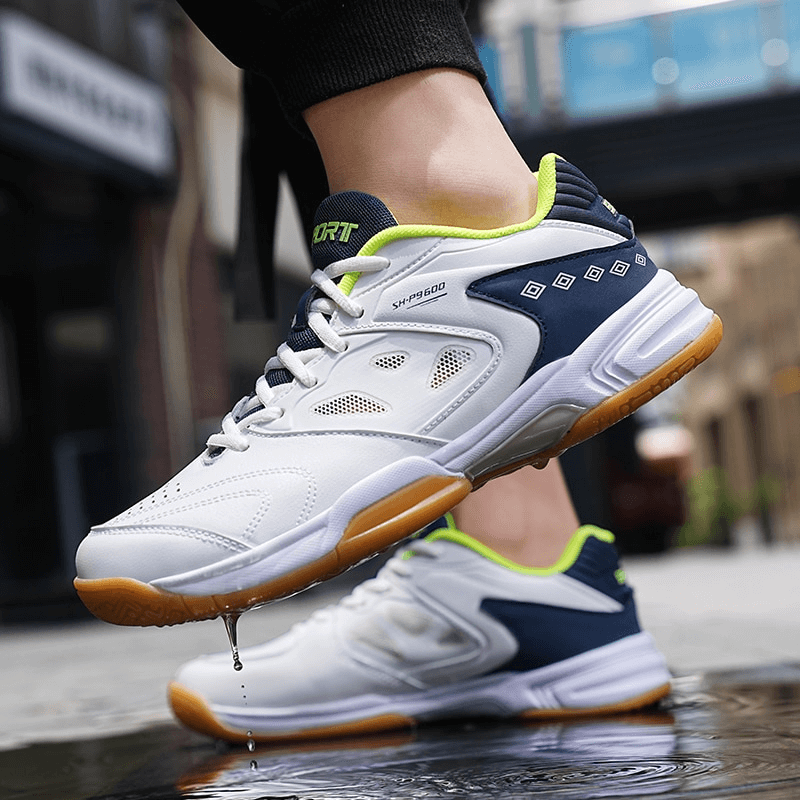 Men's lace-up flexible tennis shoes with breathable microfiber, showing anti-slip rubber sole, perfect for tennis and sports.