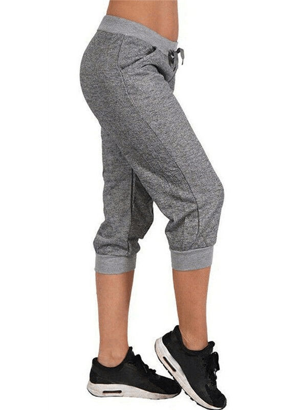 Loose cropped women's joggers with pockets, gray color, featuring a comfortable drawstring waist. Ideal for casual wear.