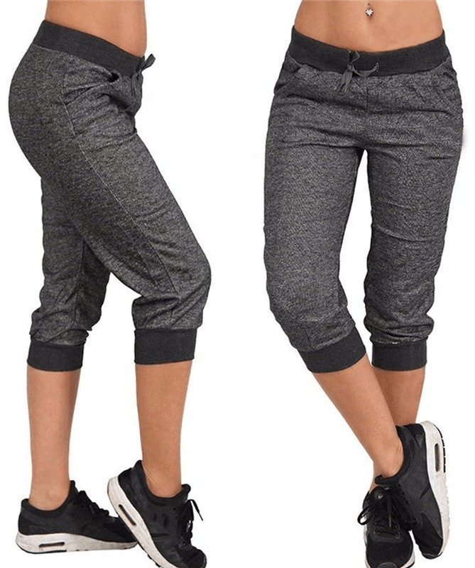 Loose cropped women's joggers with pockets in grey, showing adjustable drawstring and casual fit, ideal for everyday wear.