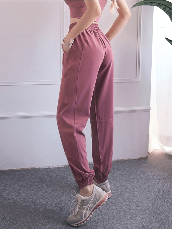 Woman wearing loose high-waisted yoga pants with ruffles, perfect for comfort and style, crafted in breathable fabric. Ideal for leisure activities.