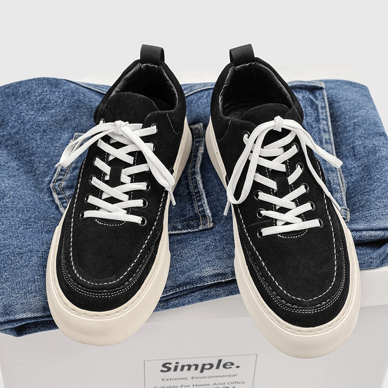 Men's breathable leather sneakers SF0973 on folded blue jeans