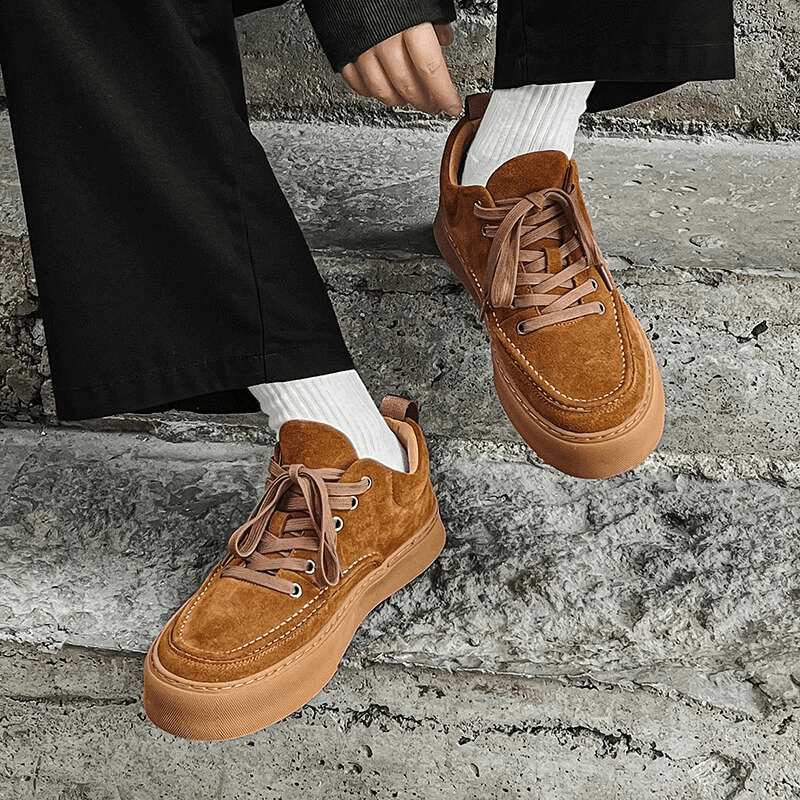 Men's breathable casual shoes in brown leather, SF0973, featuring stylish design, white socks and black trousers on stone steps.