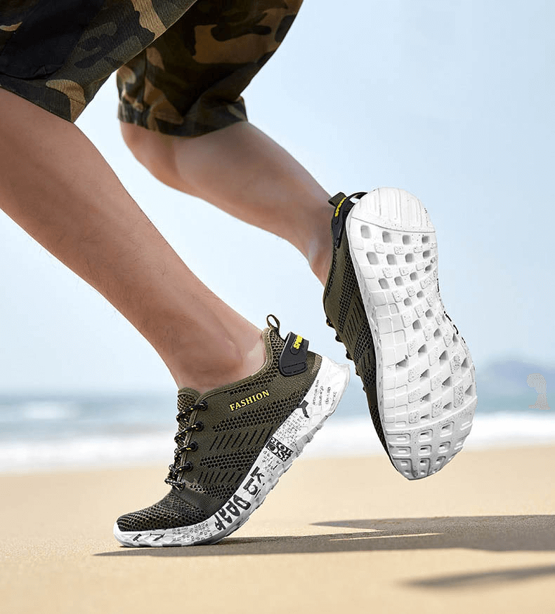 Man wearing SF0805 men's casual lace-up mesh sneakers with soft outsole on a beach.