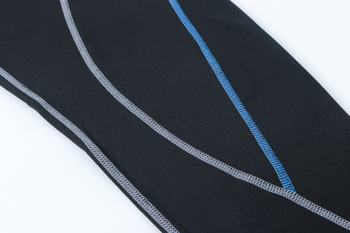 Men's black compression leggings with stylish blue and grey seams, ideal for all sports activities. Model SF0862.