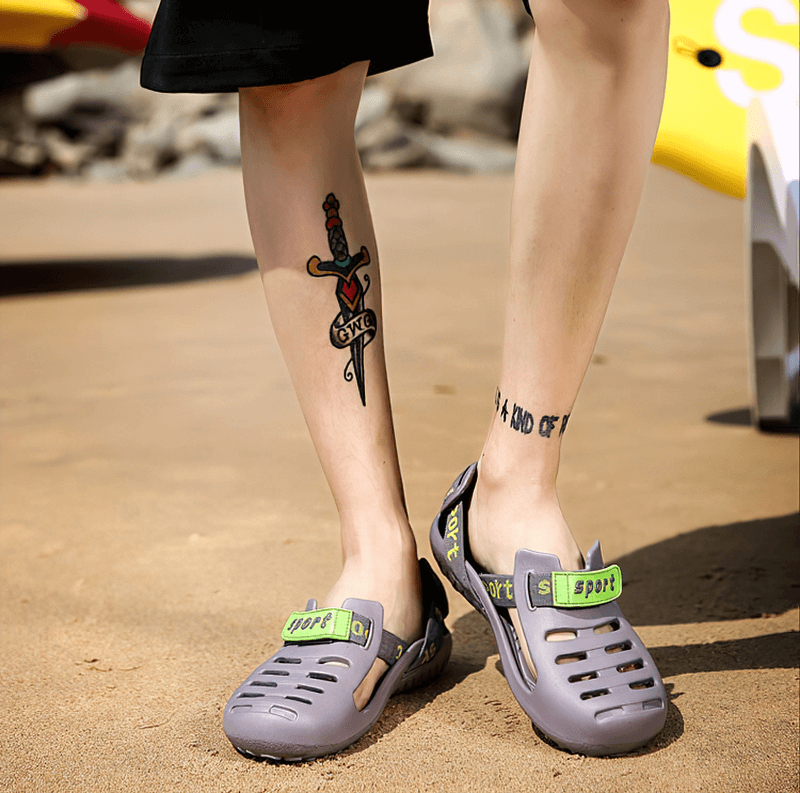 Men's lightweight flexible clogs SF1071 on the beach, featuring EVA material and rubber outsole for comfort and traction.