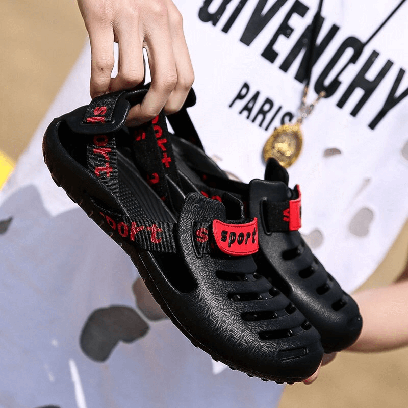 Stylish men's outdoor beach shoes in black with red accents, perfect for comfort and flexibility. Ideal lightweight clogs for beach adventures.