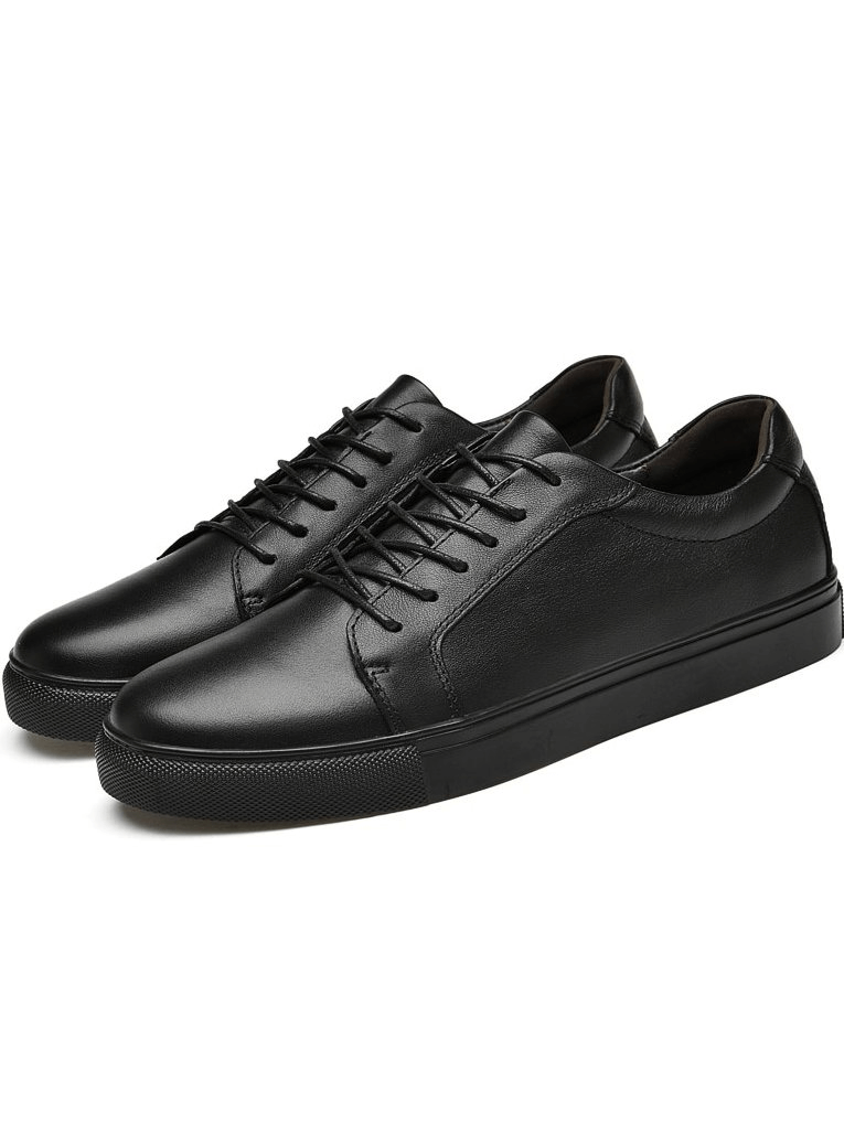 Men's black leather sports sneakers with flexible flat sole and lace-up closure.