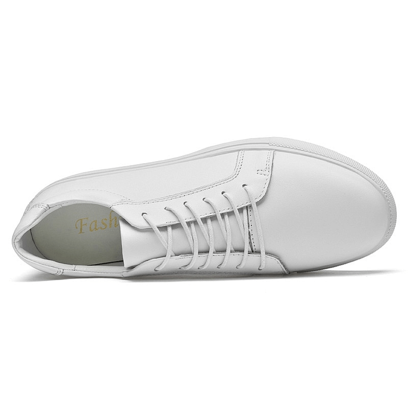 Men's white leather sneakers with flat sole and lace-up design, offering flexible comfort and modern style, perfect for sports and casual wear.