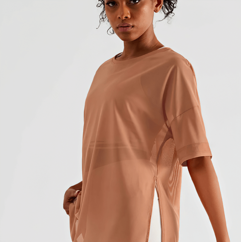 Woman wearing a mesh casual sports T-shirt, short sleeves, quick drying, perfect for yoga and fitness, stylish and breathable.