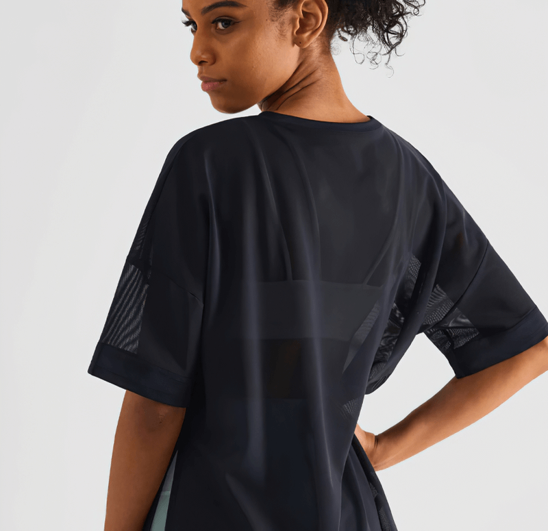 Woman wearing mesh casual sports t-shirt, short sleeves, quick-drying fabric, ideal for fitness, back view, stylish look, SF0052.