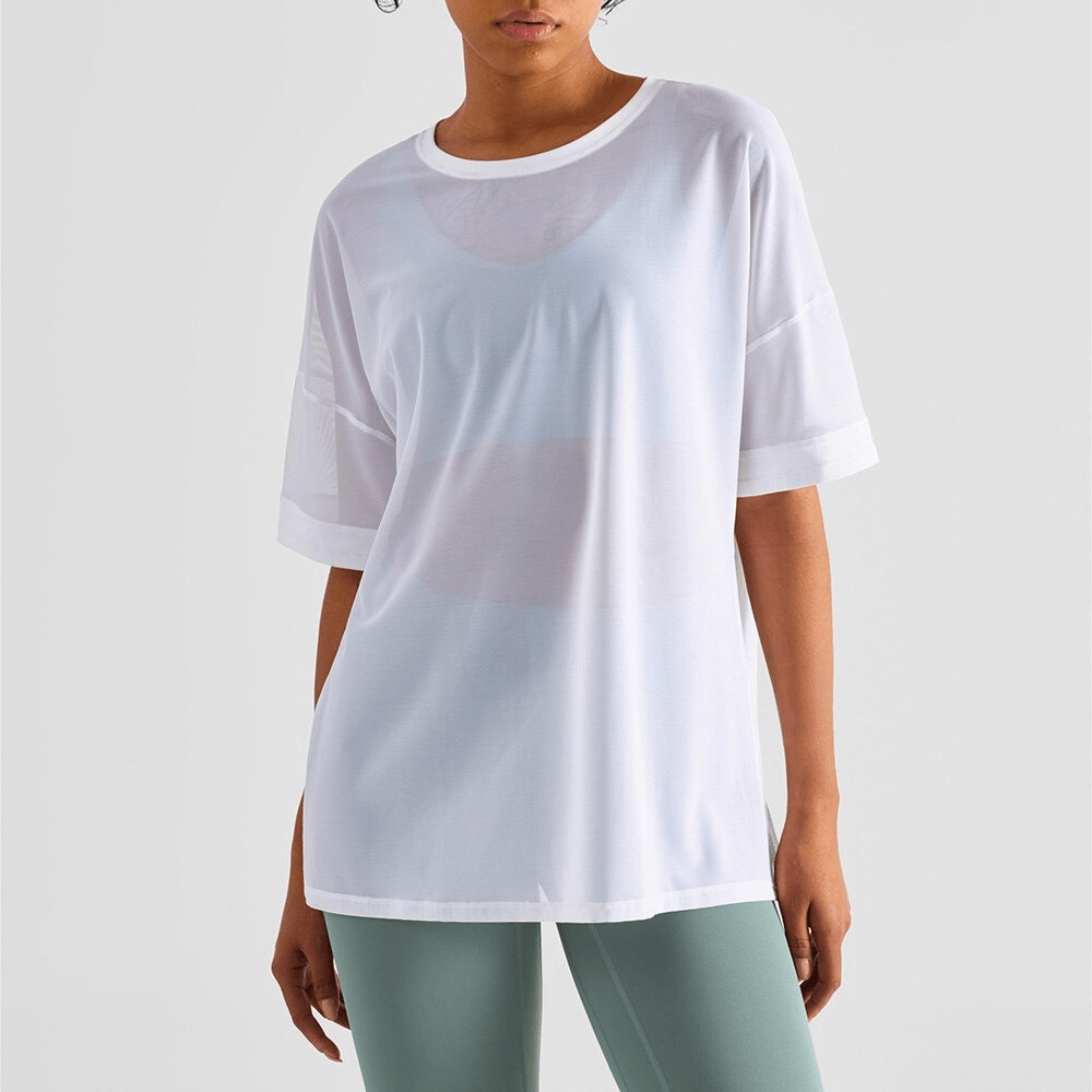 Woman wearing a white mesh casual sports T-shirt, short sleeves, perfect for fitness. Quick-drying and breathable design.