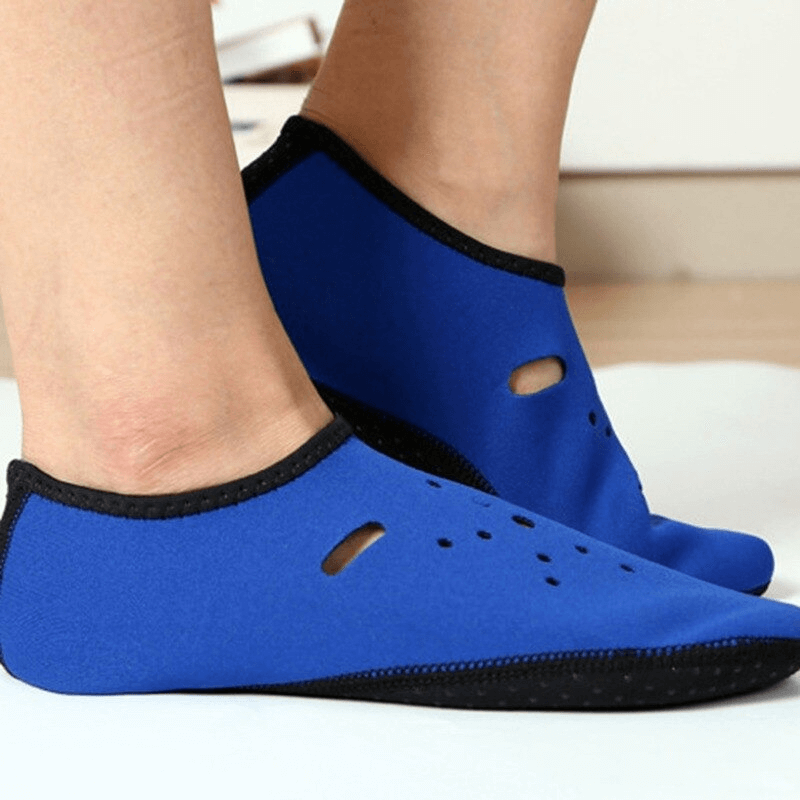 Unisex blue non-slip beach shoes for diving with breathable design, providing comfort and safety on the sand and in the water.