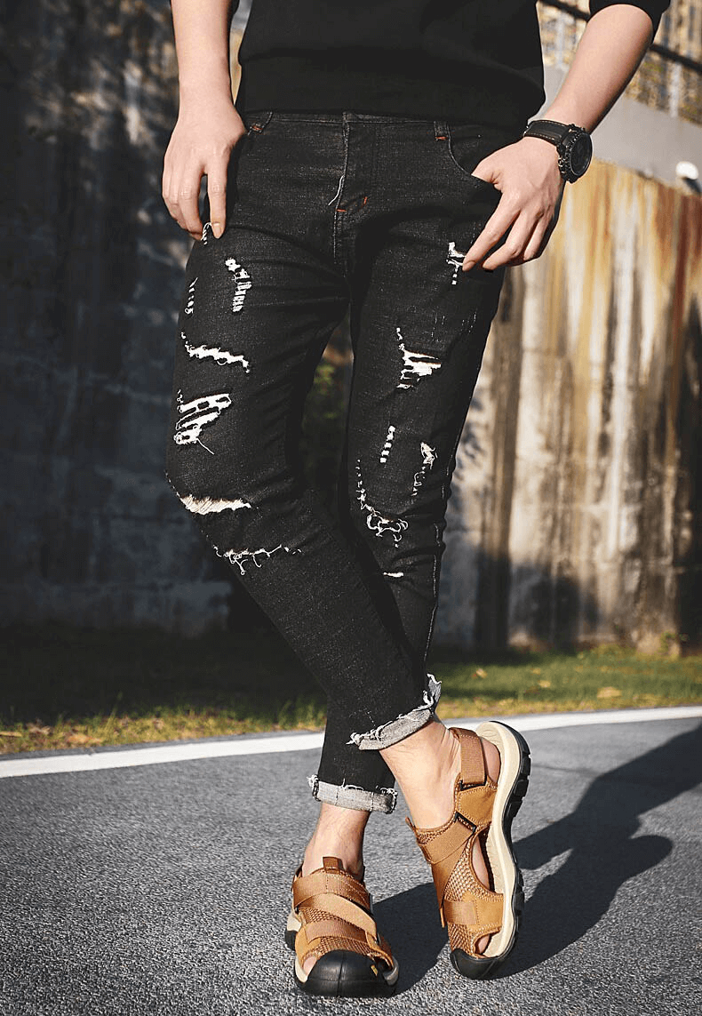 Stylish man wearing SF1097 outdoor mesh breathable sandals with Velcro closure for active lifestyle.