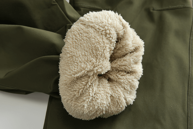 Close-up of the warm removable liner in men's outdoor windproof ski pants, showcasing plush fabric and durable polyester material.