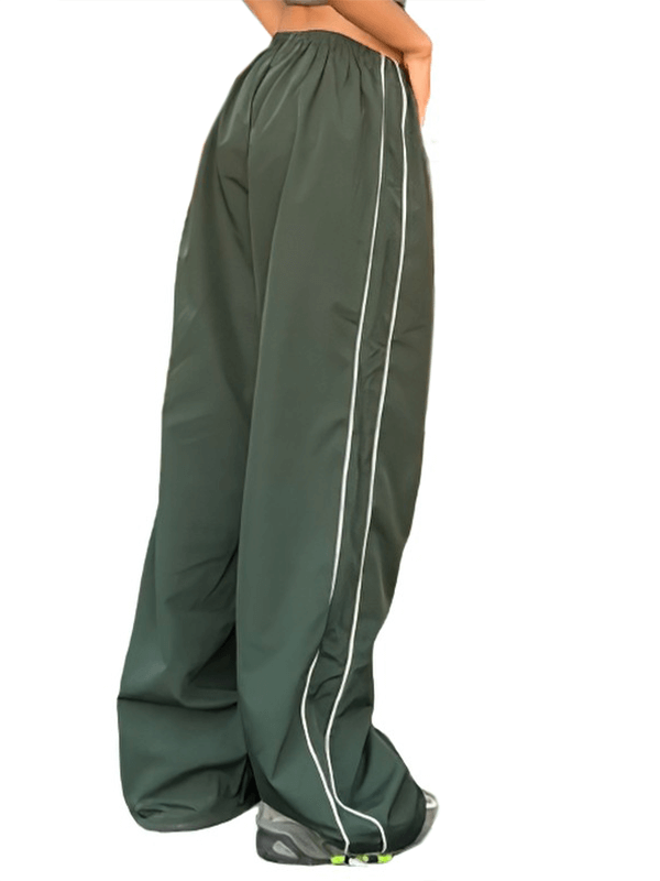 Oversized baggy high-waisted women's sweatpants in green with side pockets, featuring breathable fabric and stylish design.