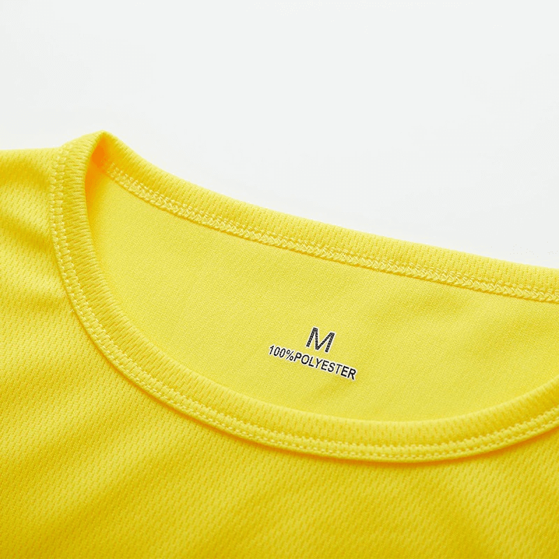 Yellow quick-drying sports T-shirt for men, made of 100% polyester, showing the neckline detail. Ideal for bodybuilding and sports activities.