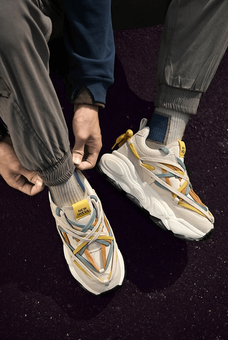 Laufende Ledersneaker mit dickem Boden und verschiedenfarbigen Schnürsenkeln – SF0375