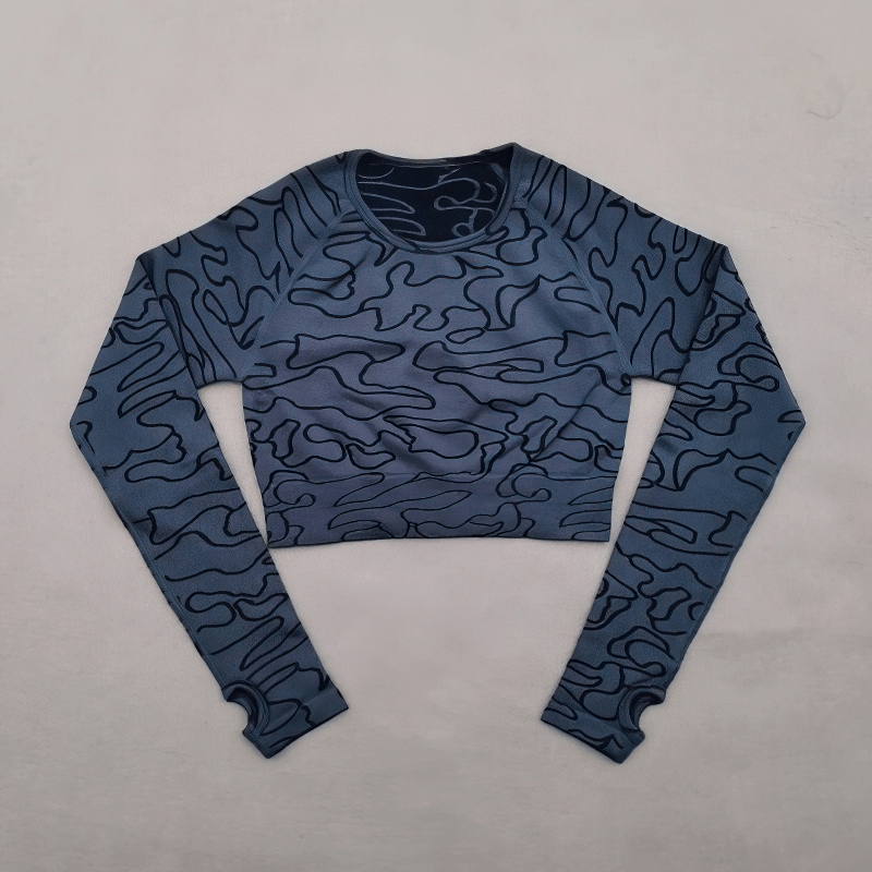 Seamless long sleeves training crop top for women, with quick-dry and anti-pilling properties, perfect for active sports.