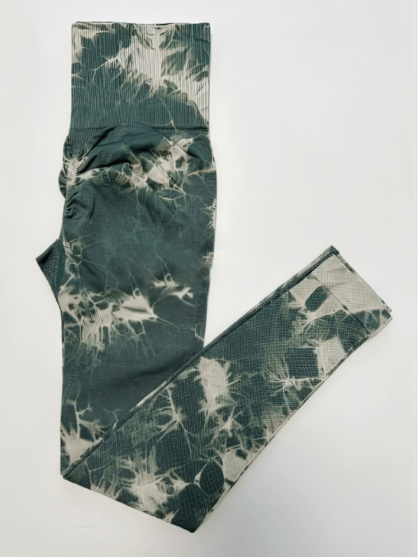 Green tie-dye seamless women's leggings with push-up effect, high waist, ankle-length for a flattering fit and casual style.
