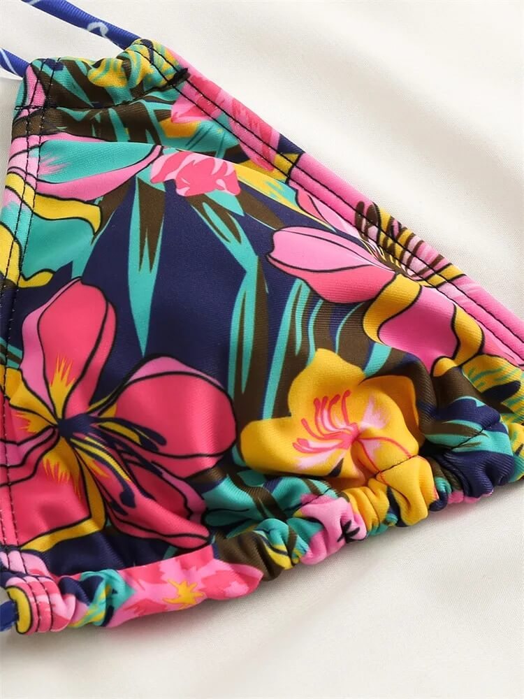 Vibrant floral print bikini top in polyester, perfect for a stylish summer look. Ideal for beachwear with a comfortable low waist design.