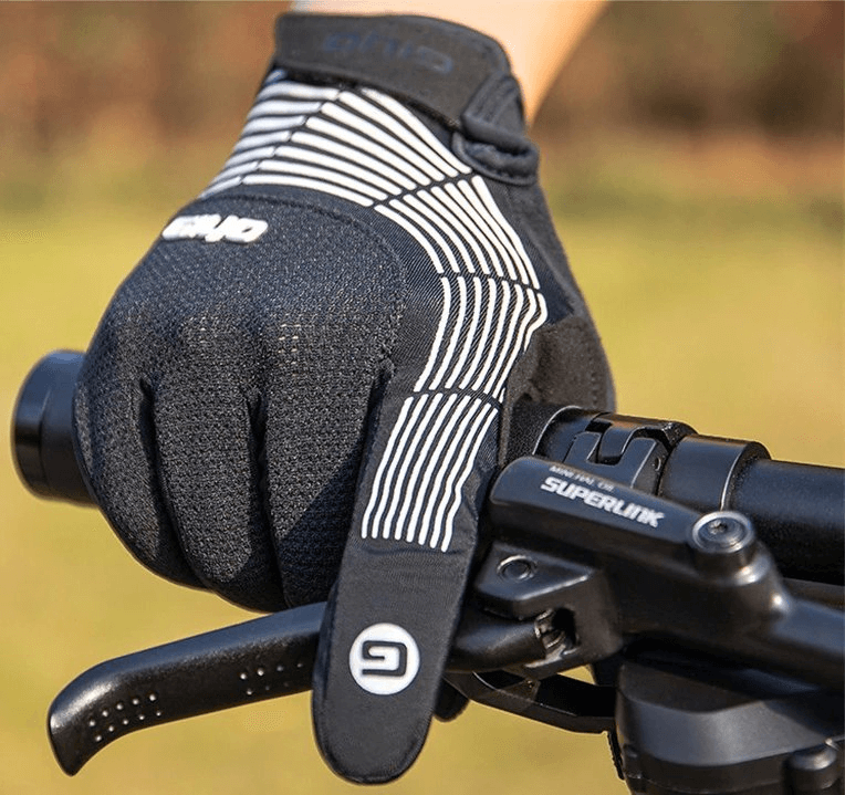 Cyclist wearing Short Cycling Thickened Windproof Gloves gripping bike handle for a secure ride in windy conditions, model SF0402.